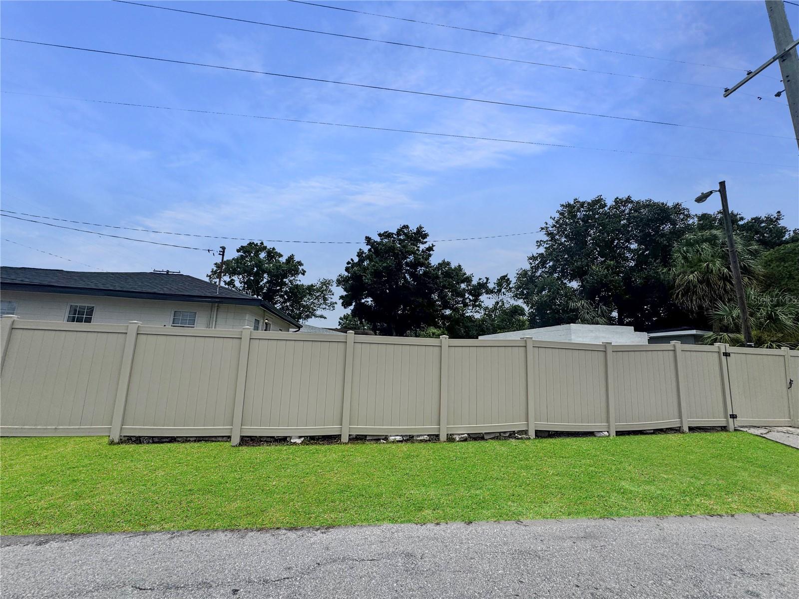 Listing photo id 27 for 2720 21st Avenue