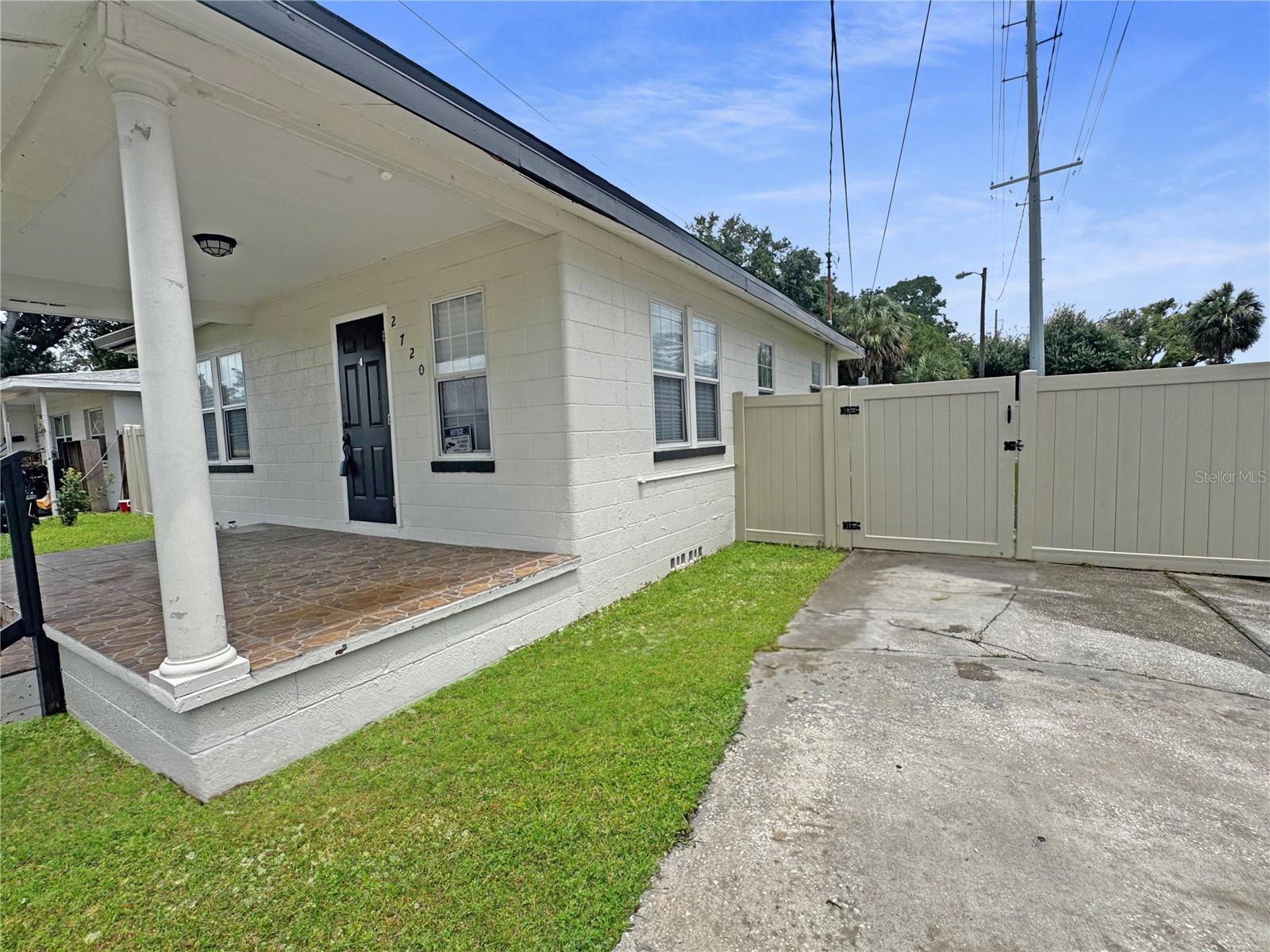 Listing photo id 1 for 2720 21st Avenue