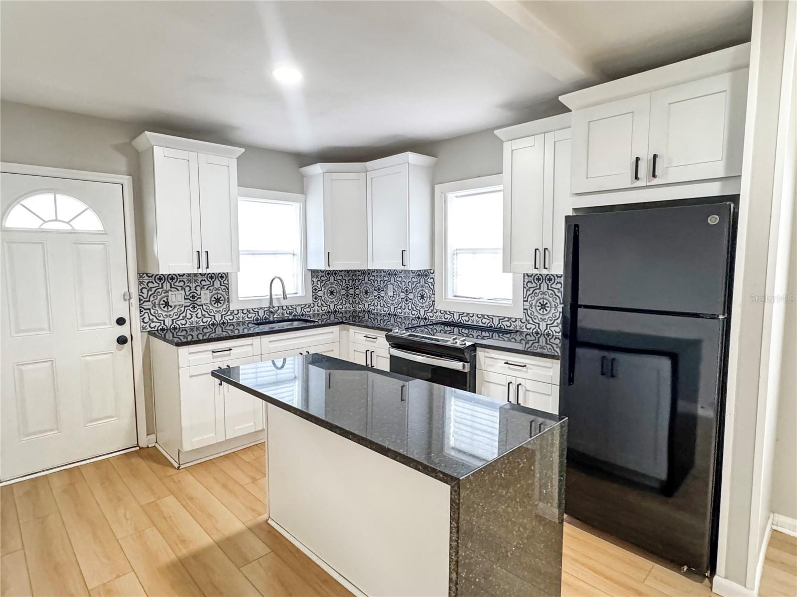 Listing photo id 2 for 2720 21st Avenue