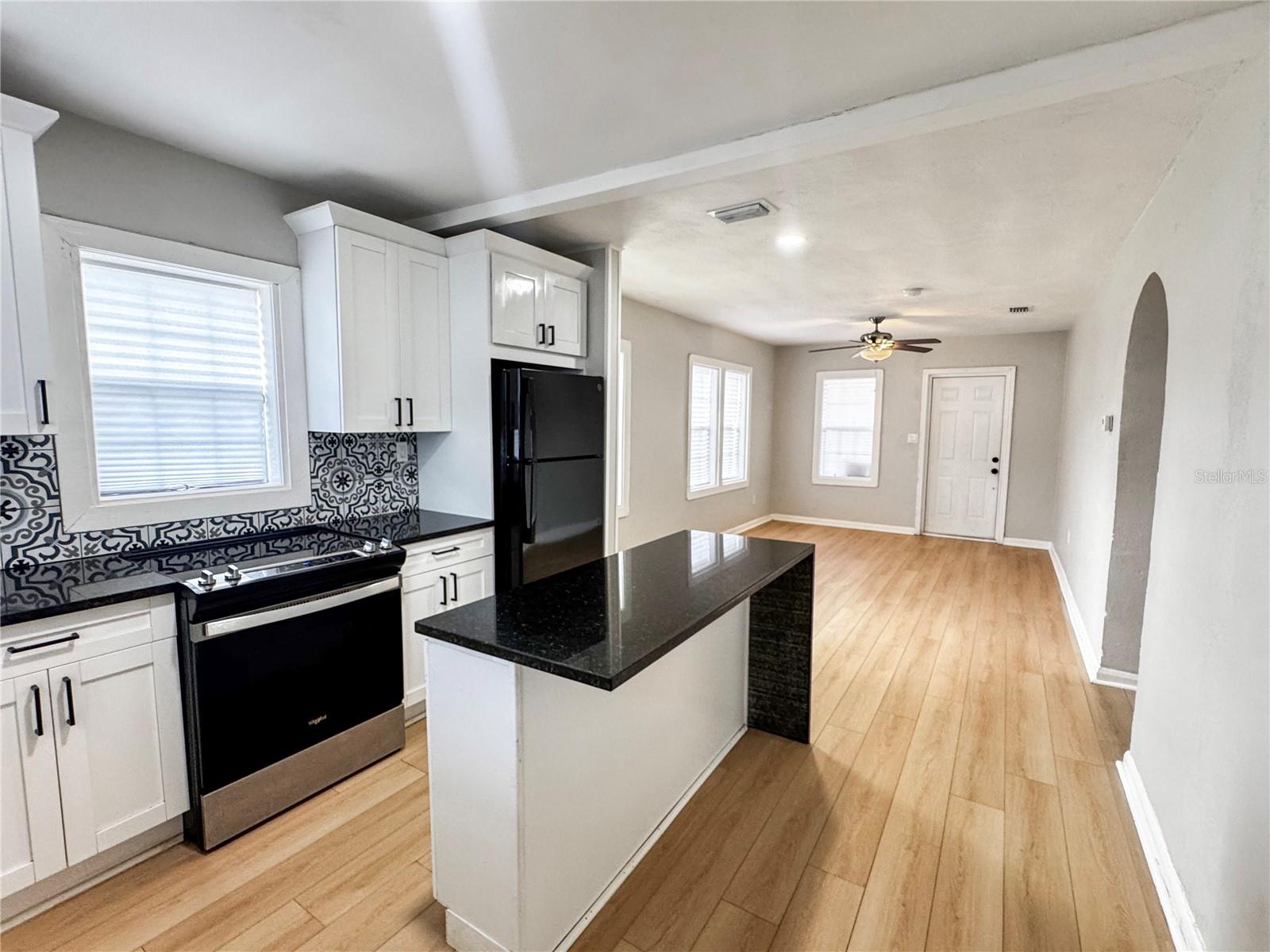 Listing photo id 3 for 2720 21st Avenue