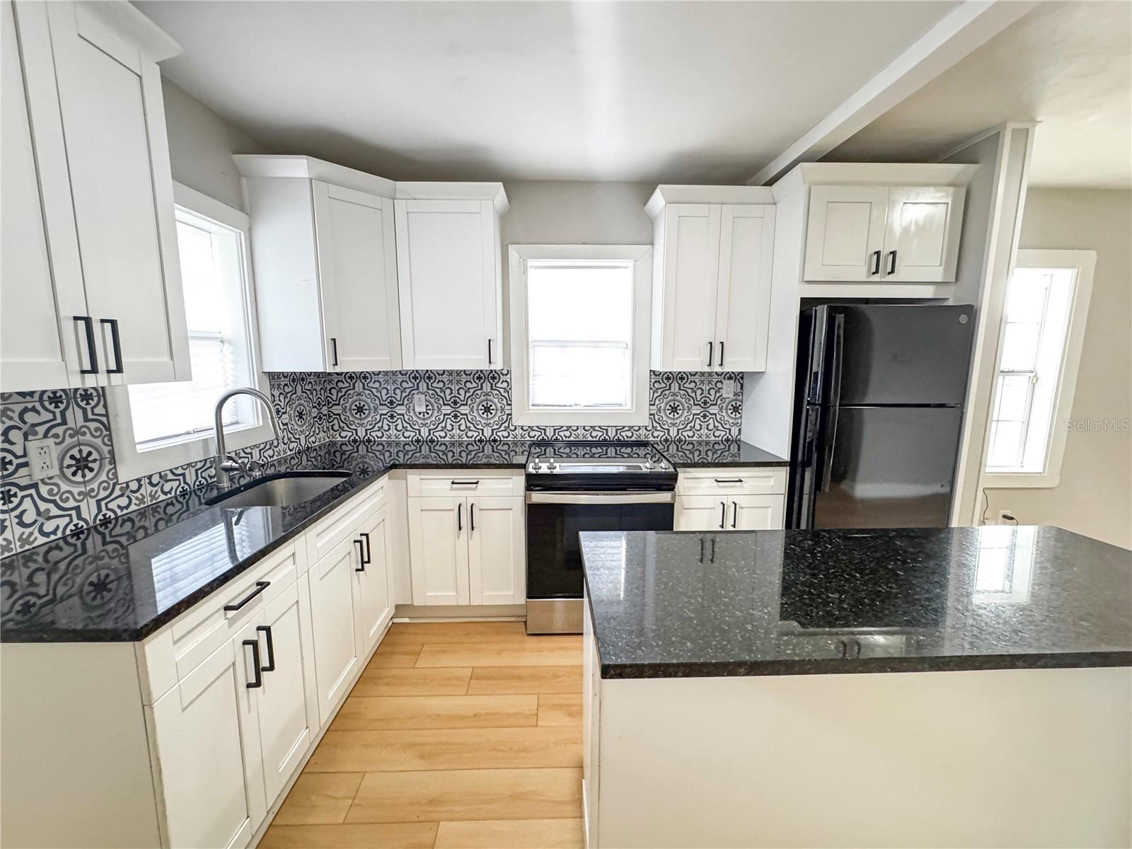 Listing photo id 4 for 2720 21st Avenue