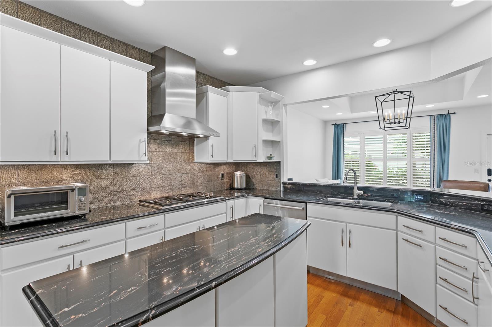 Image 17 of 72 For 305 Sea Island Way