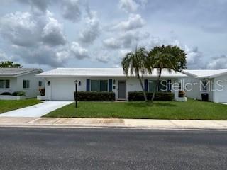 Listing photo id 3 for 9724 36th Street N