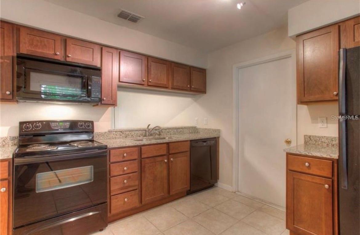 Image 7 of 23 For 1761 Lakeview Village Drive