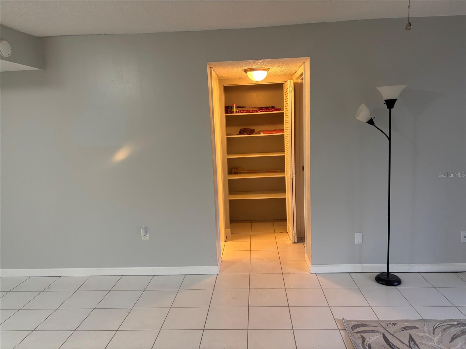 Image 11 of 33 For 810 Oakgrove Drive 175