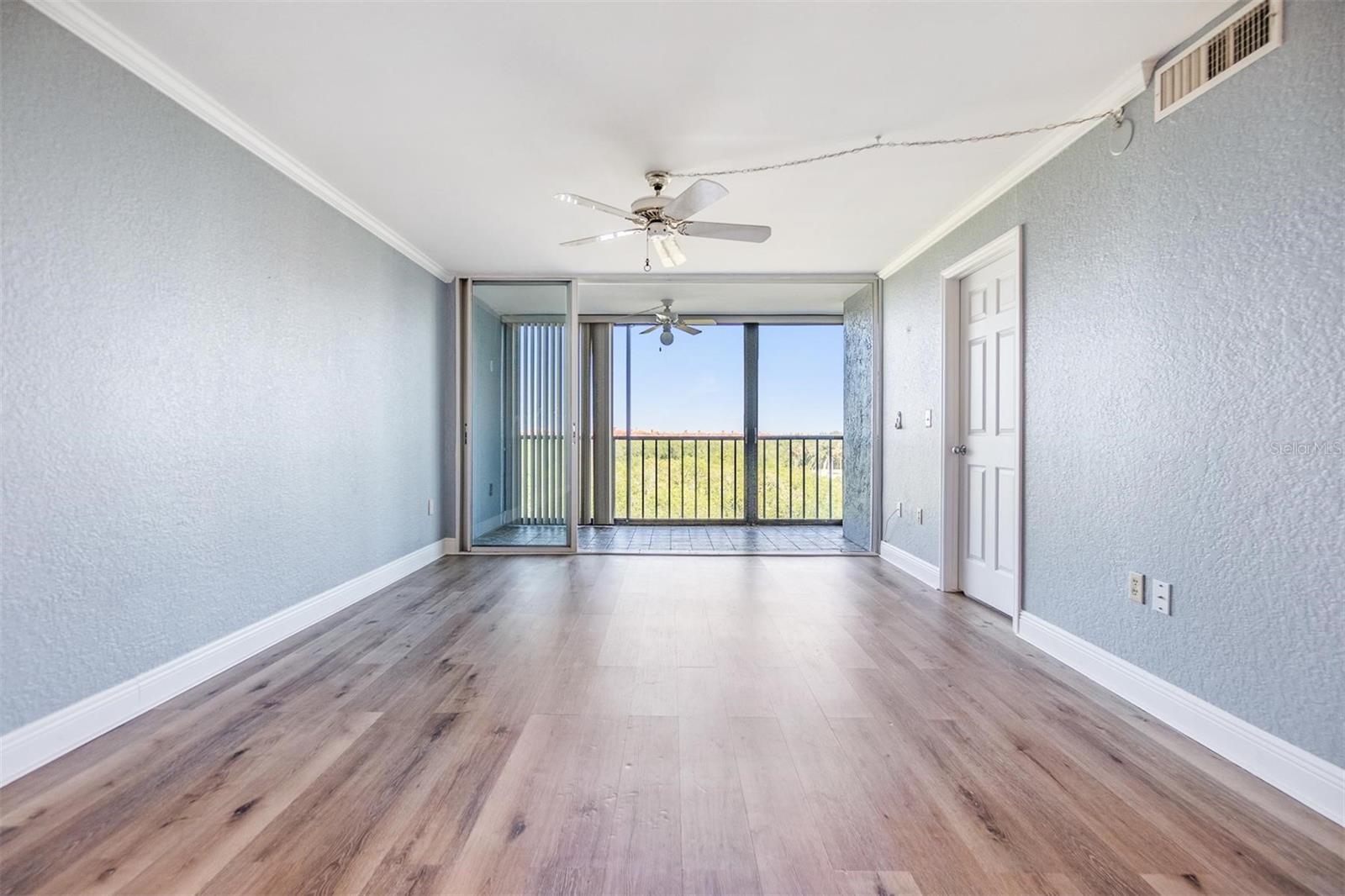 Image 20 of 29 For 900 Cove Cay Drive 4b