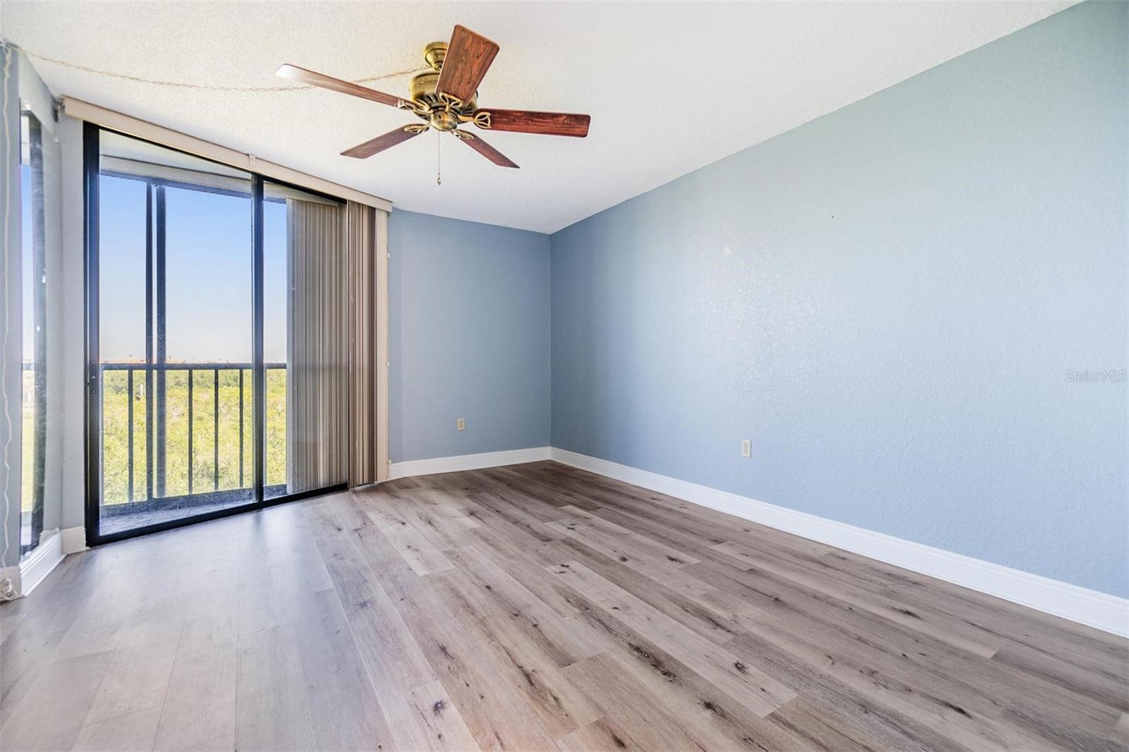 Image 4 of 16 For 900 Cove Cay Drive 4b