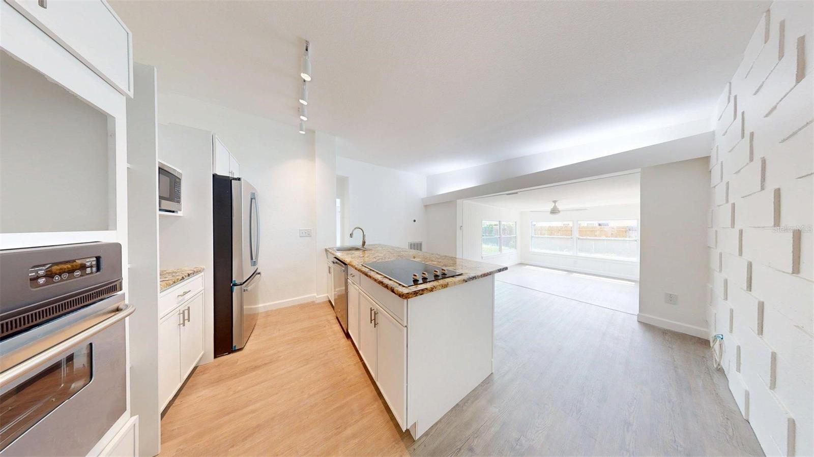 Image 11 of 53 For 1431 Island Drive S