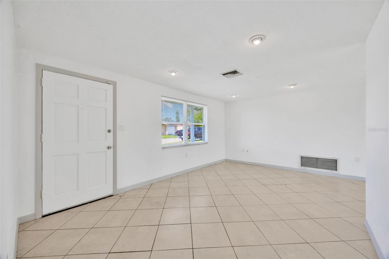 Listing photo id 9 for 3245 Salisbury Drive
