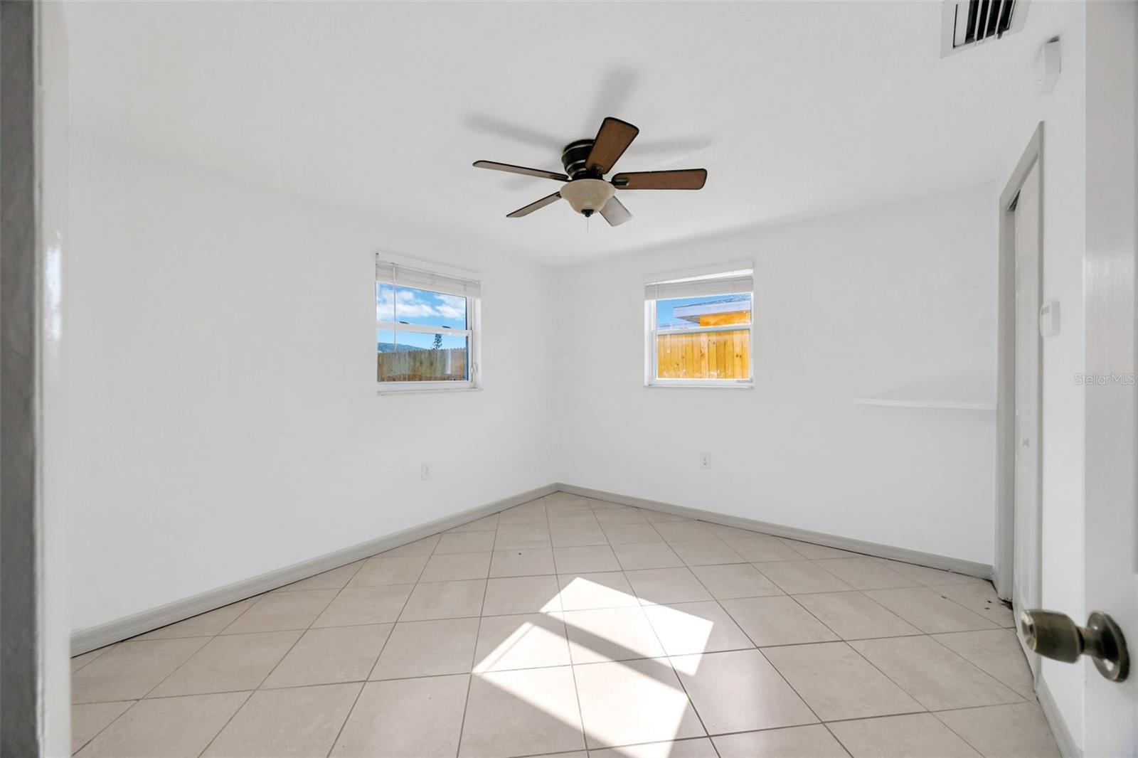 Listing photo id 11 for 3245 Salisbury Drive