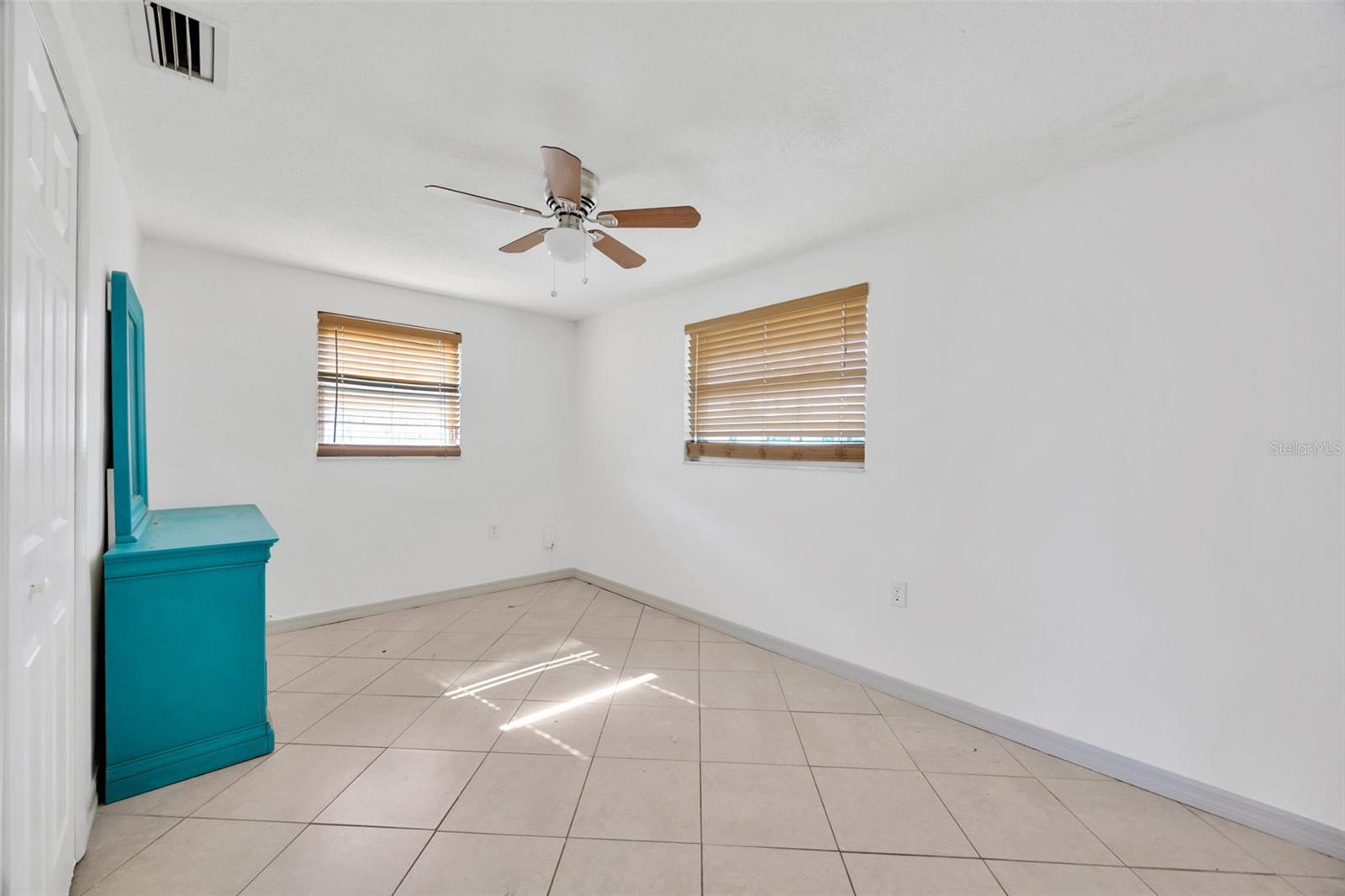 Listing photo id 14 for 3245 Salisbury Drive