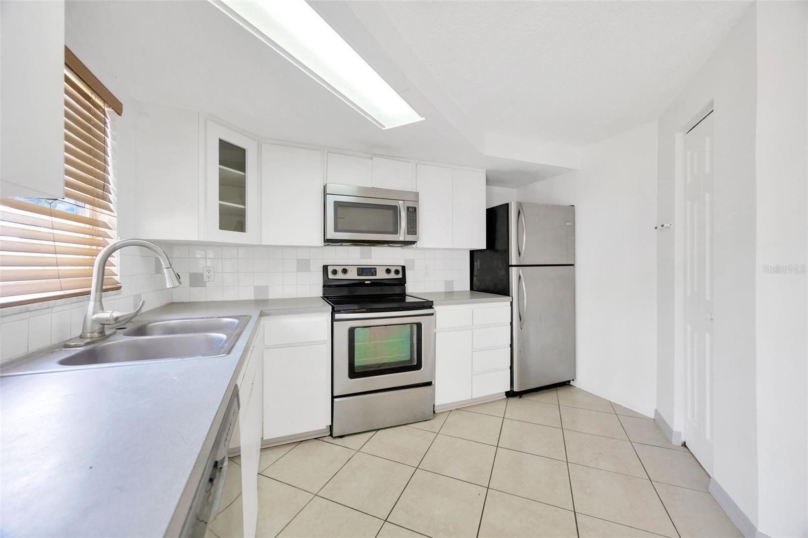 Listing photo id 0 for 3245 Salisbury Drive