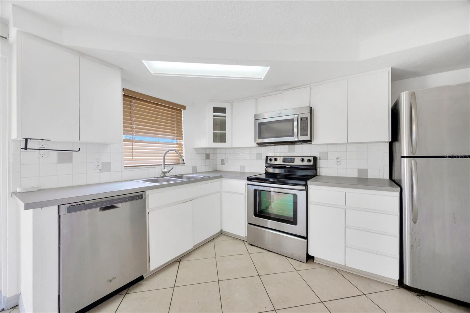 Listing photo id 1 for 3245 Salisbury Drive