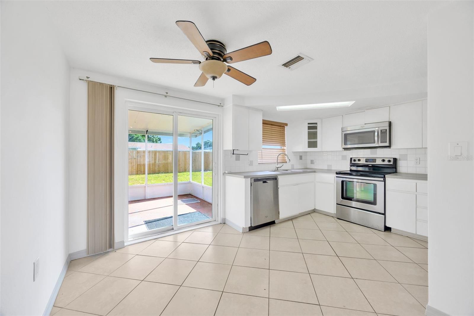 Listing photo id 2 for 3245 Salisbury Drive