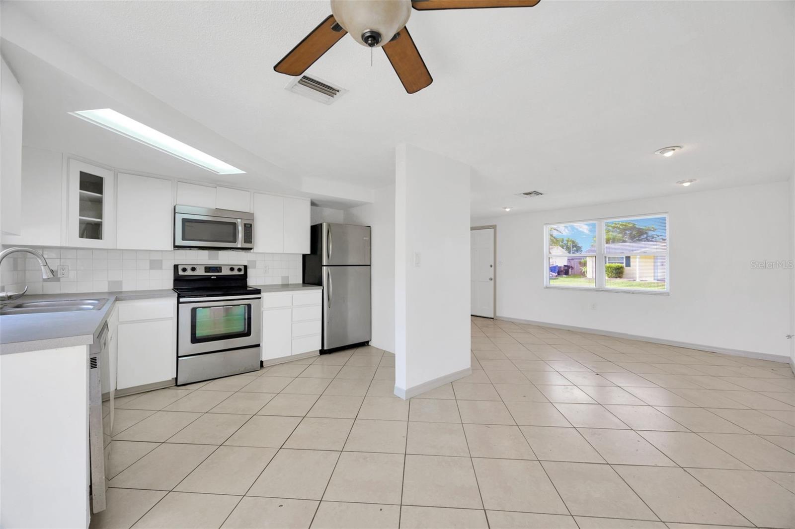 Listing photo id 5 for 3245 Salisbury Drive