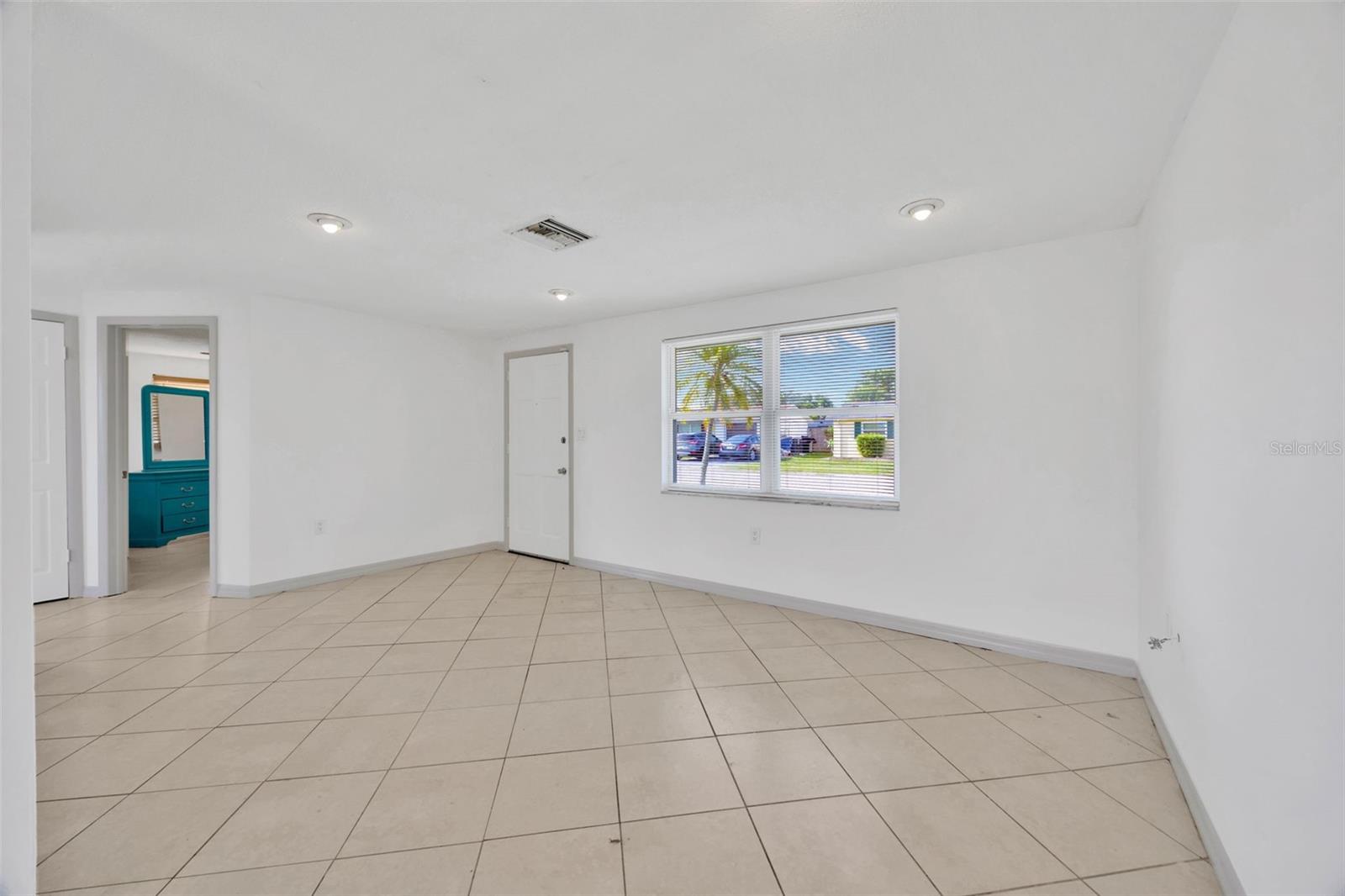 Listing photo id 6 for 3245 Salisbury Drive