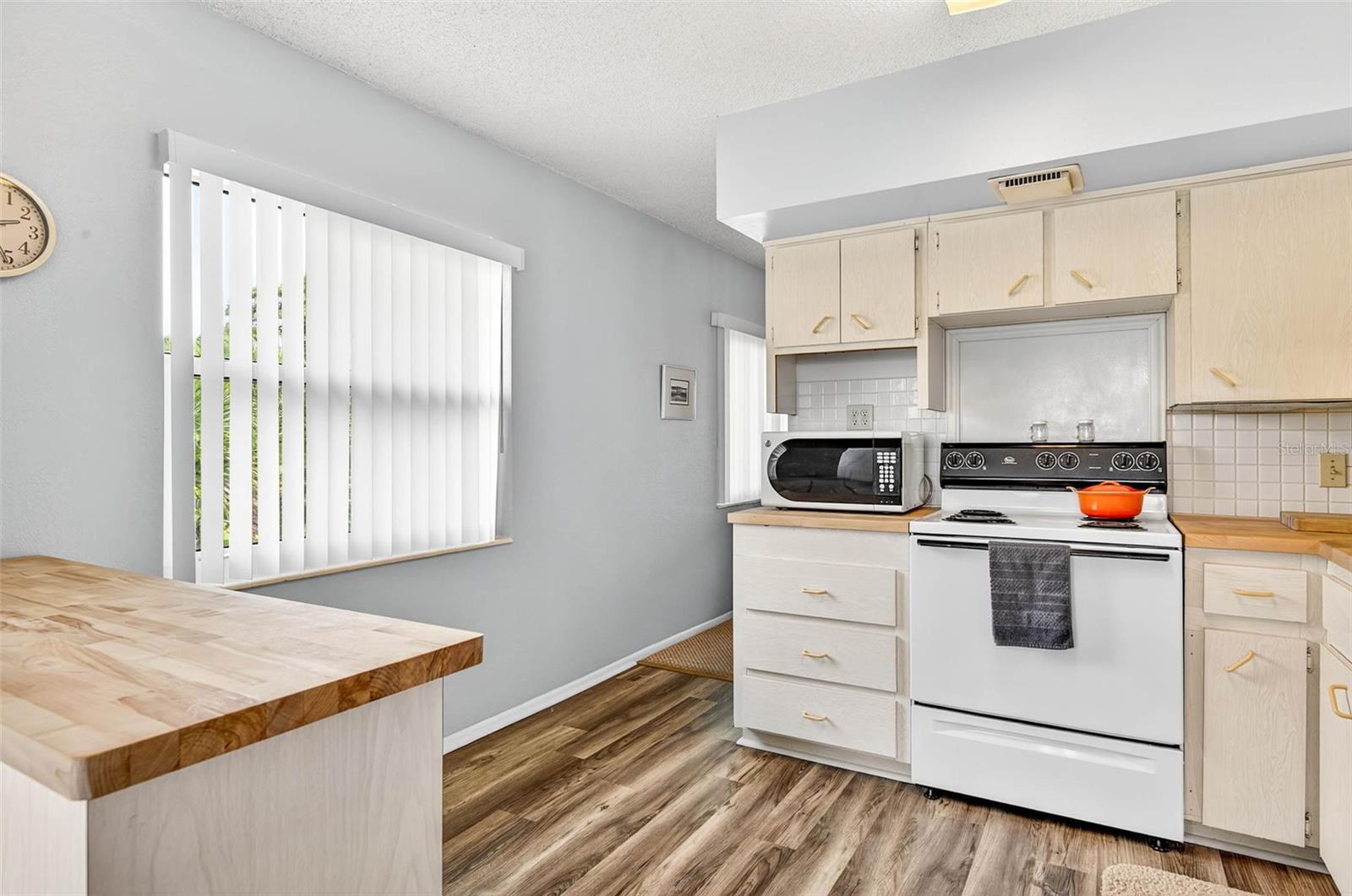 Listing photo id 13 for 2370 Jamaican Street 84