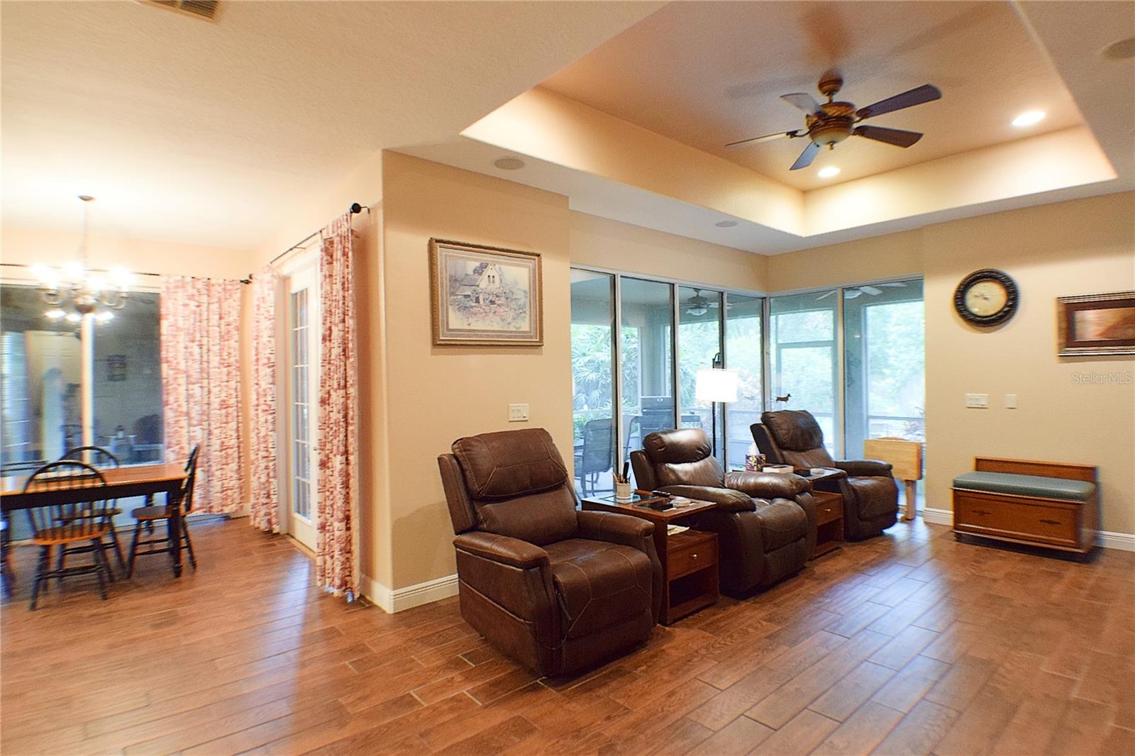 Listing photo id 8 for 32449 Laurel Court