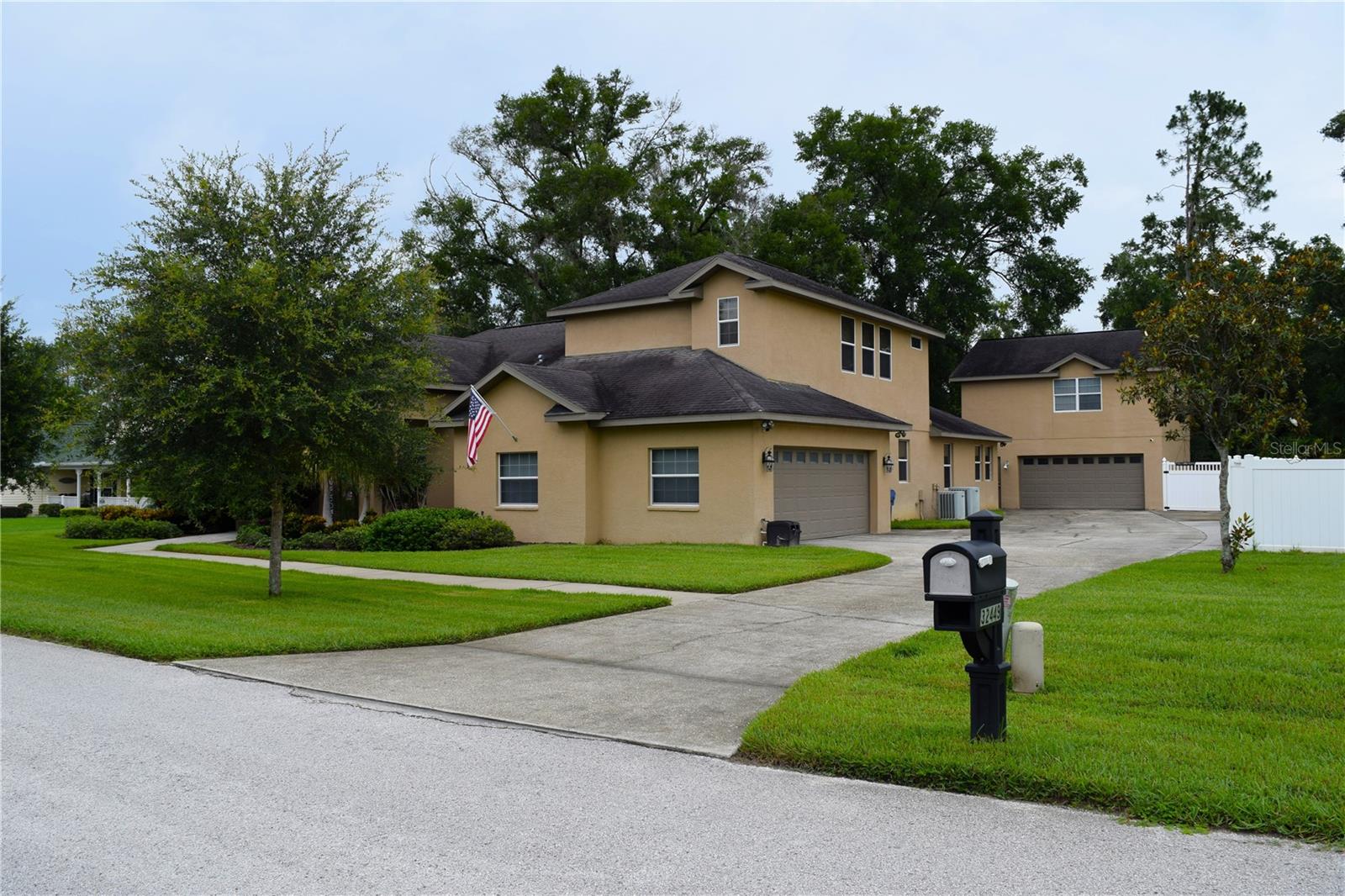 Listing photo id 1 for 32449 Laurel Court