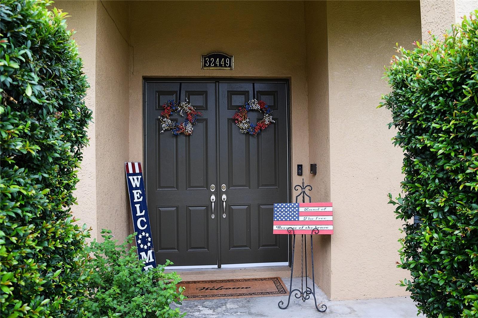 Listing photo id 2 for 32449 Laurel Court