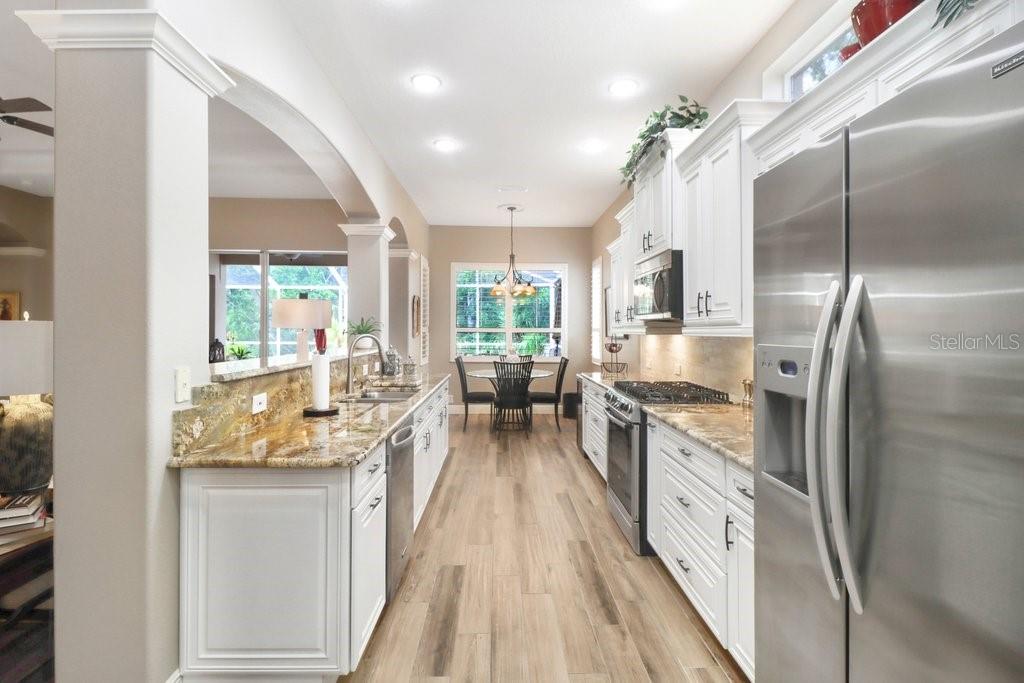 Listing photo id 11 for 10408 Edgefield Place