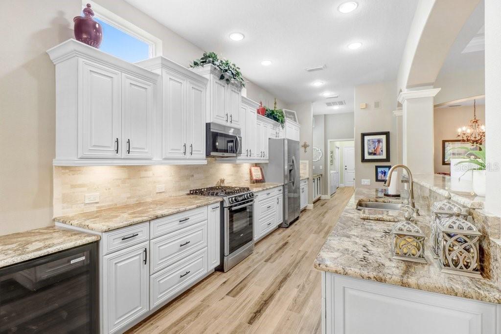 Listing photo id 12 for 10408 Edgefield Place