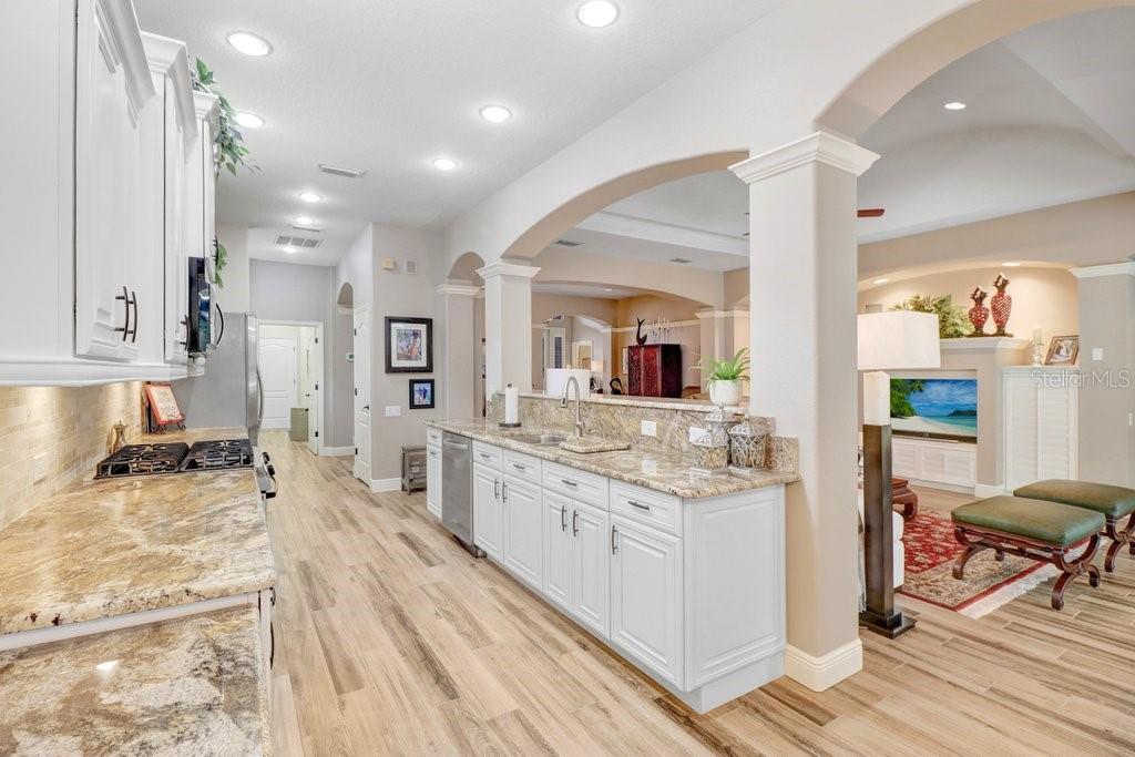 Listing photo id 13 for 10408 Edgefield Place