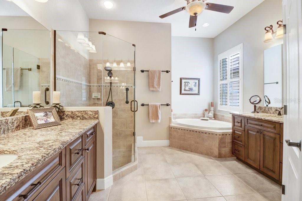 Listing photo id 19 for 10408 Edgefield Place