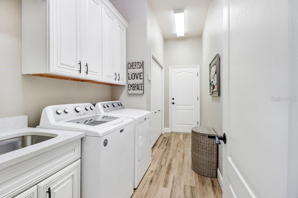 Listing photo id 21 for 10408 Edgefield Place