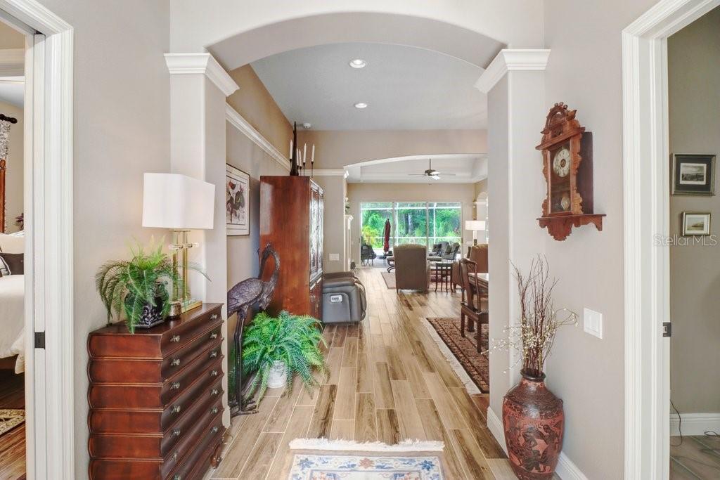 Listing photo id 1 for 10408 Edgefield Place