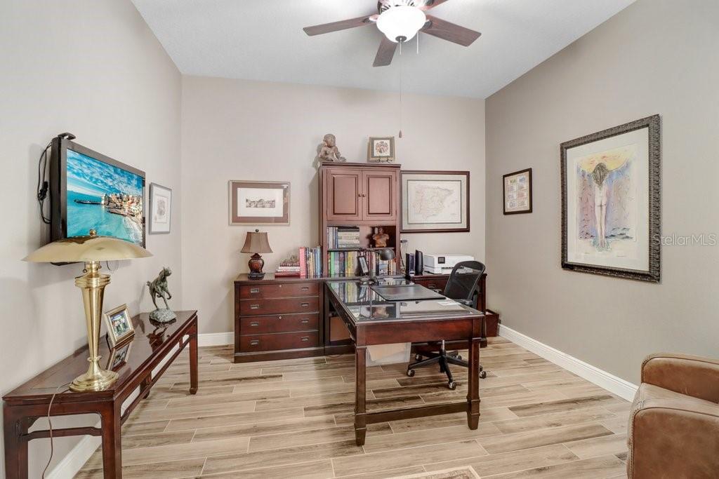 Listing photo id 2 for 10408 Edgefield Place