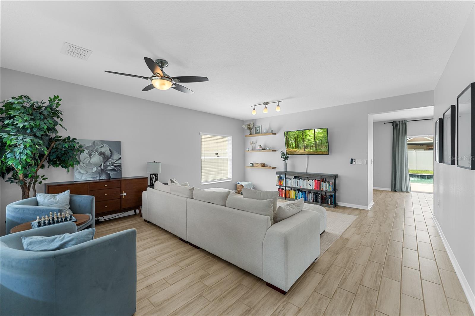 Image 12 of 75 For 24934 Oakhaven Court