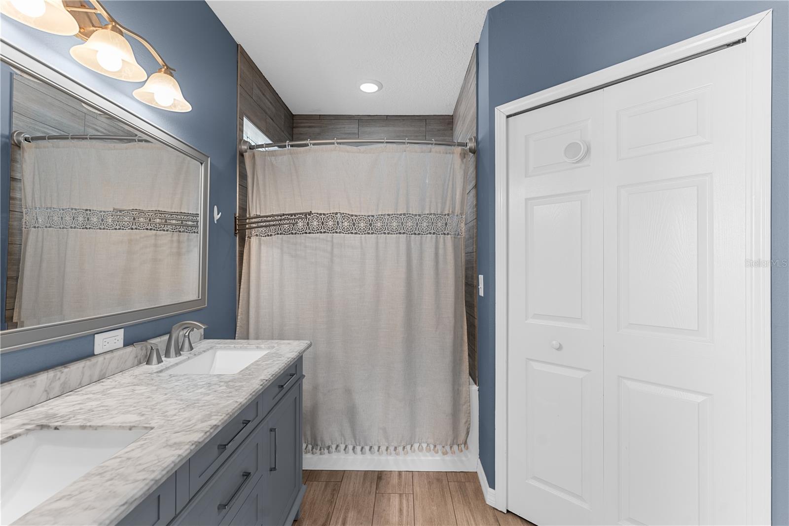Image 28 of 75 For 24934 Oakhaven Court