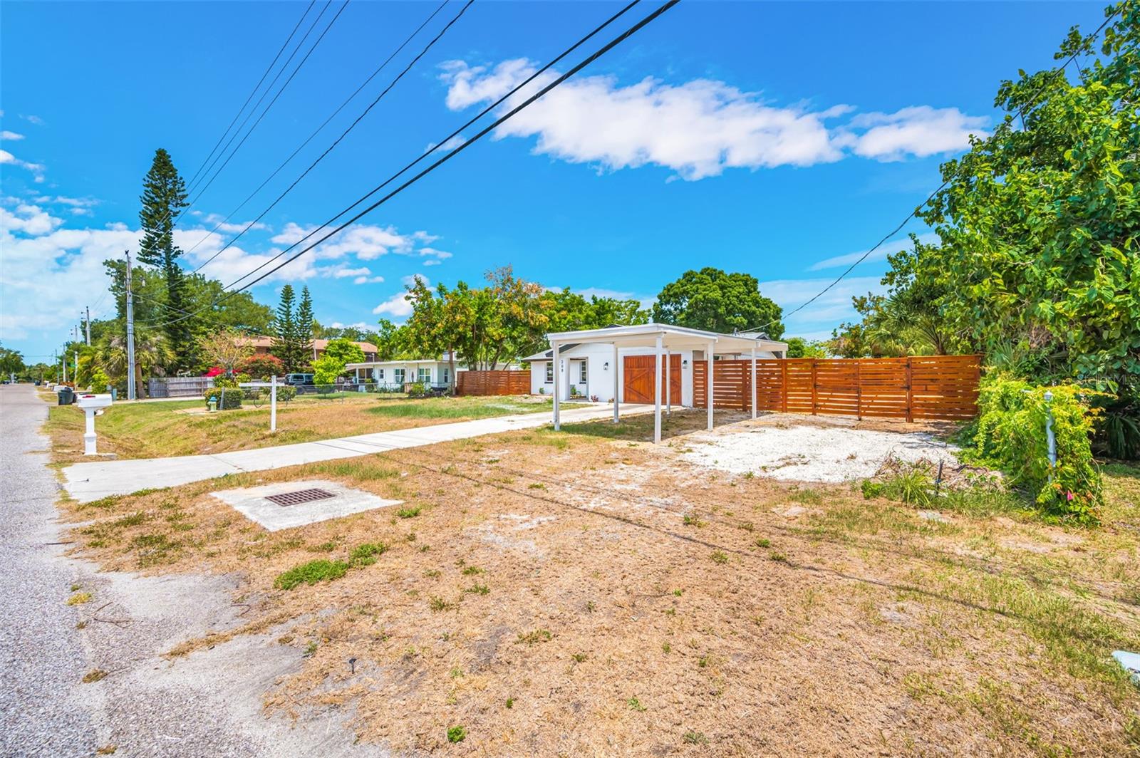 Image 37 of 83 For 208 Palmetto Road W