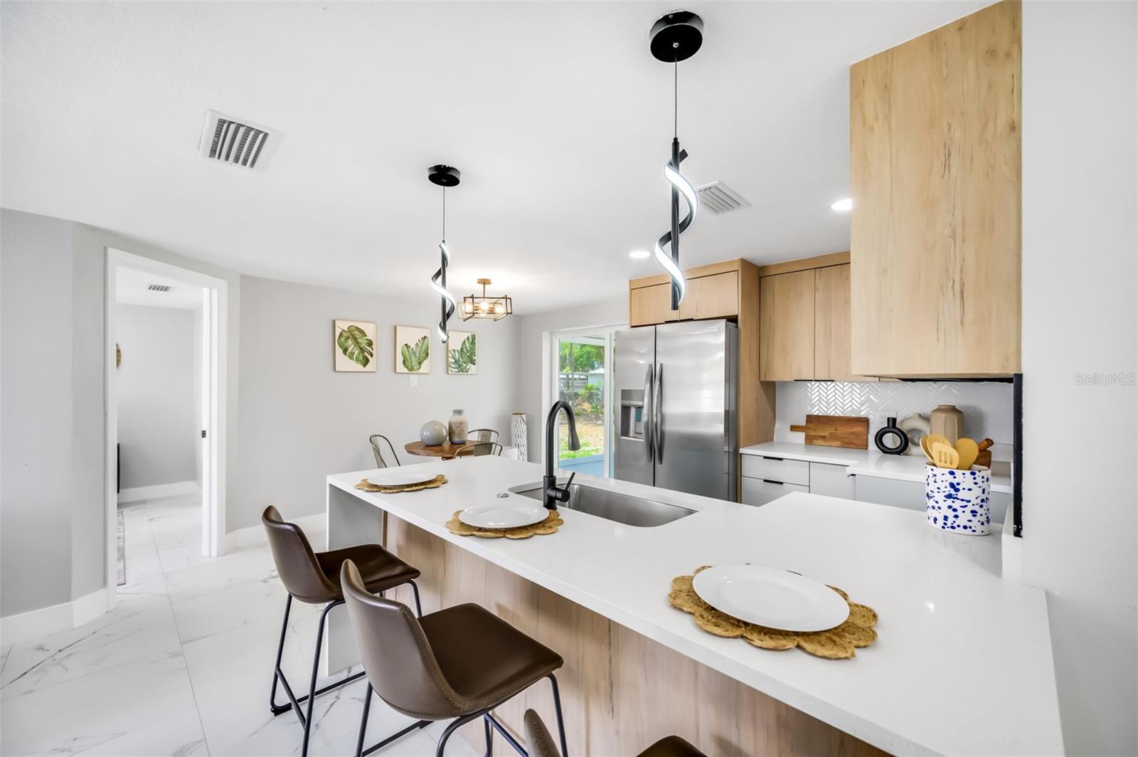 Image 6 of 83 For 208 Palmetto Road W