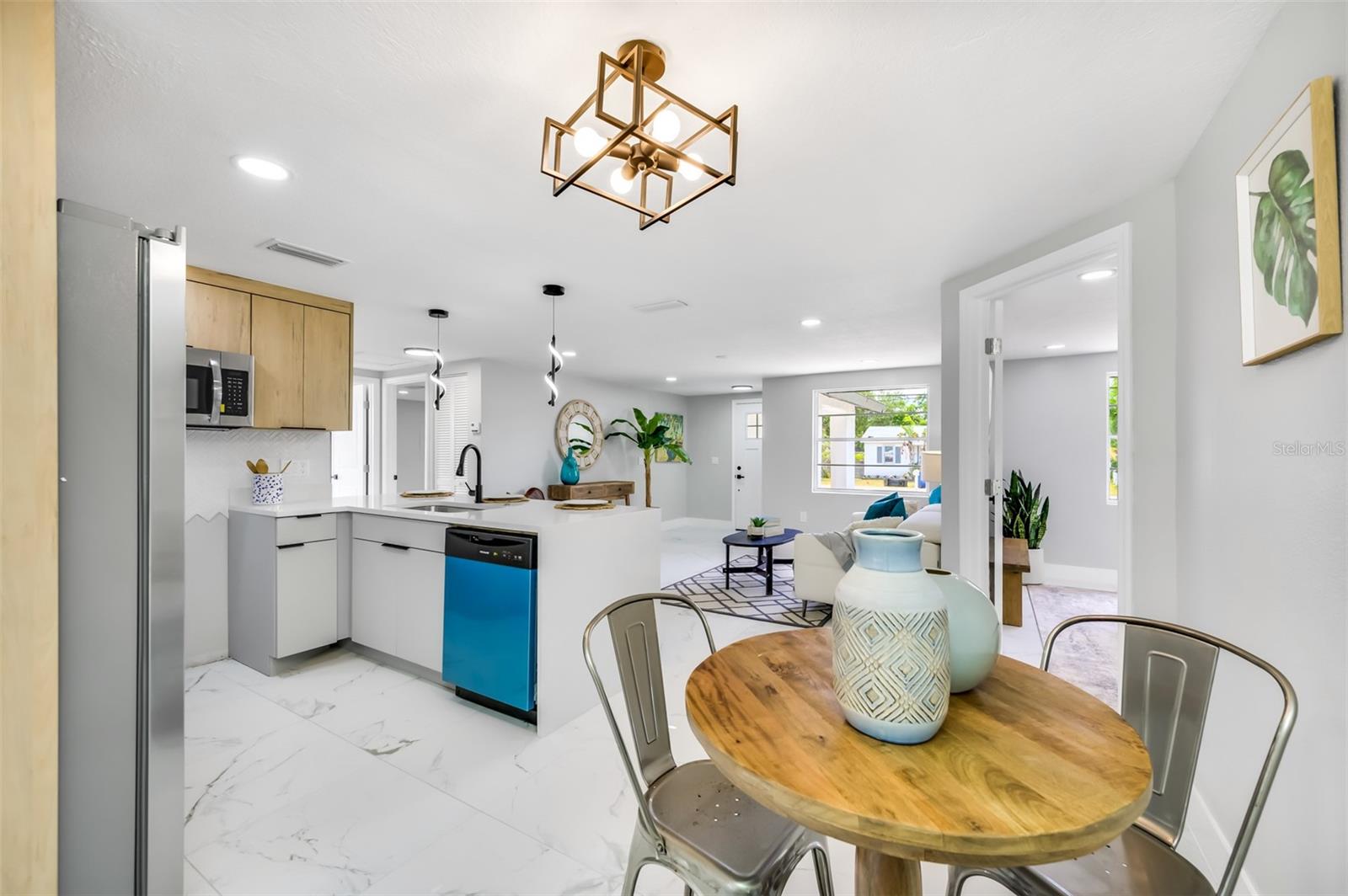 Image 7 of 83 For 208 Palmetto Road W