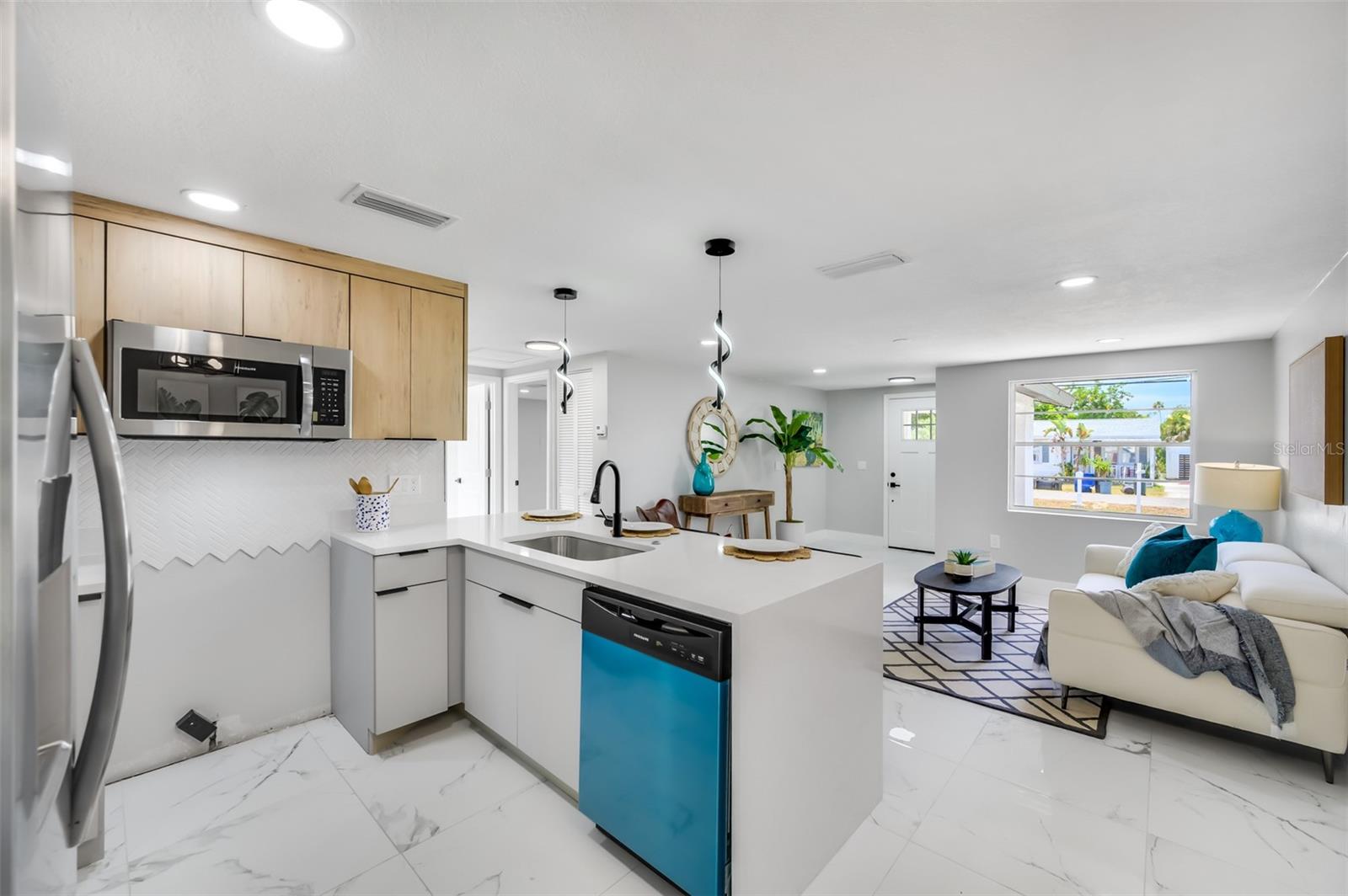 Image 8 of 83 For 208 Palmetto Road W