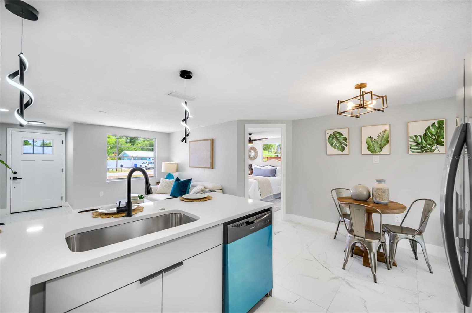 Image 9 of 83 For 208 Palmetto Road W
