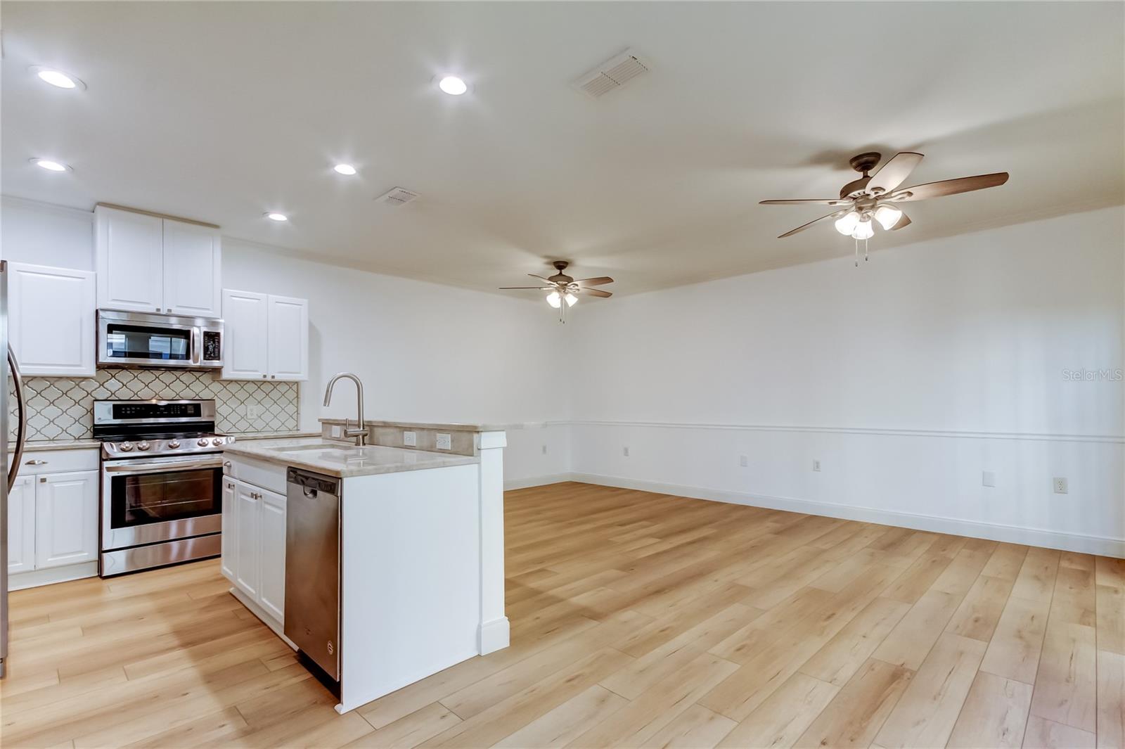Image 3 of 19 For 400 Willow Avenue D