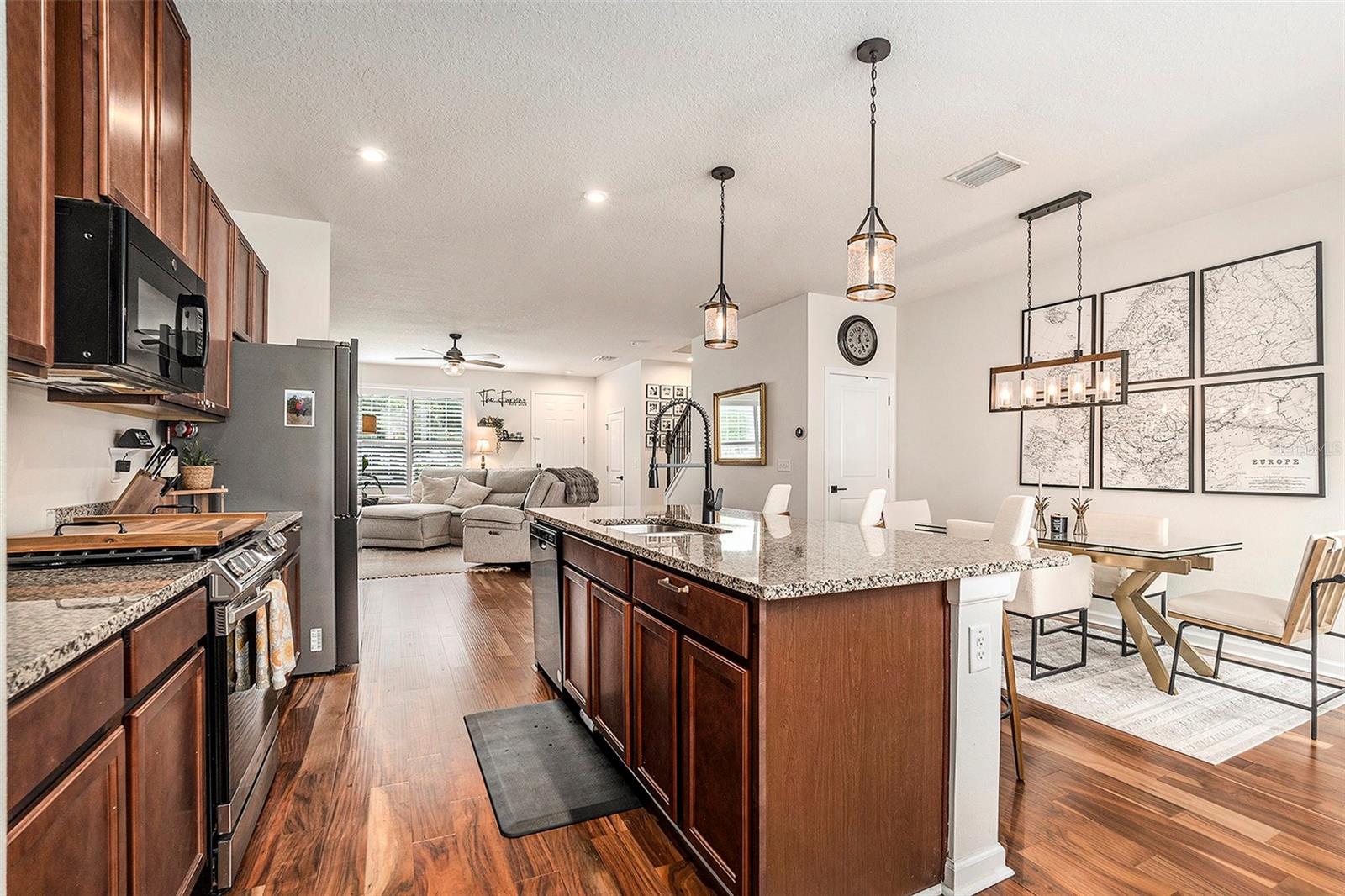 Listing photo id 8 for 14925 Promenade Parkway