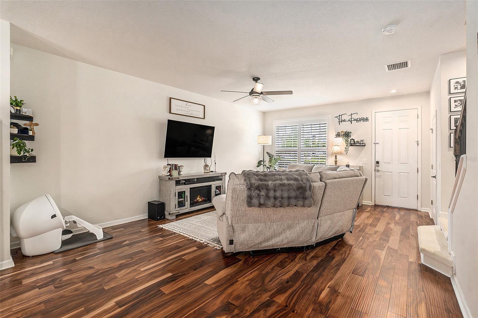 Listing photo id 5 for 14925 Promenade Parkway