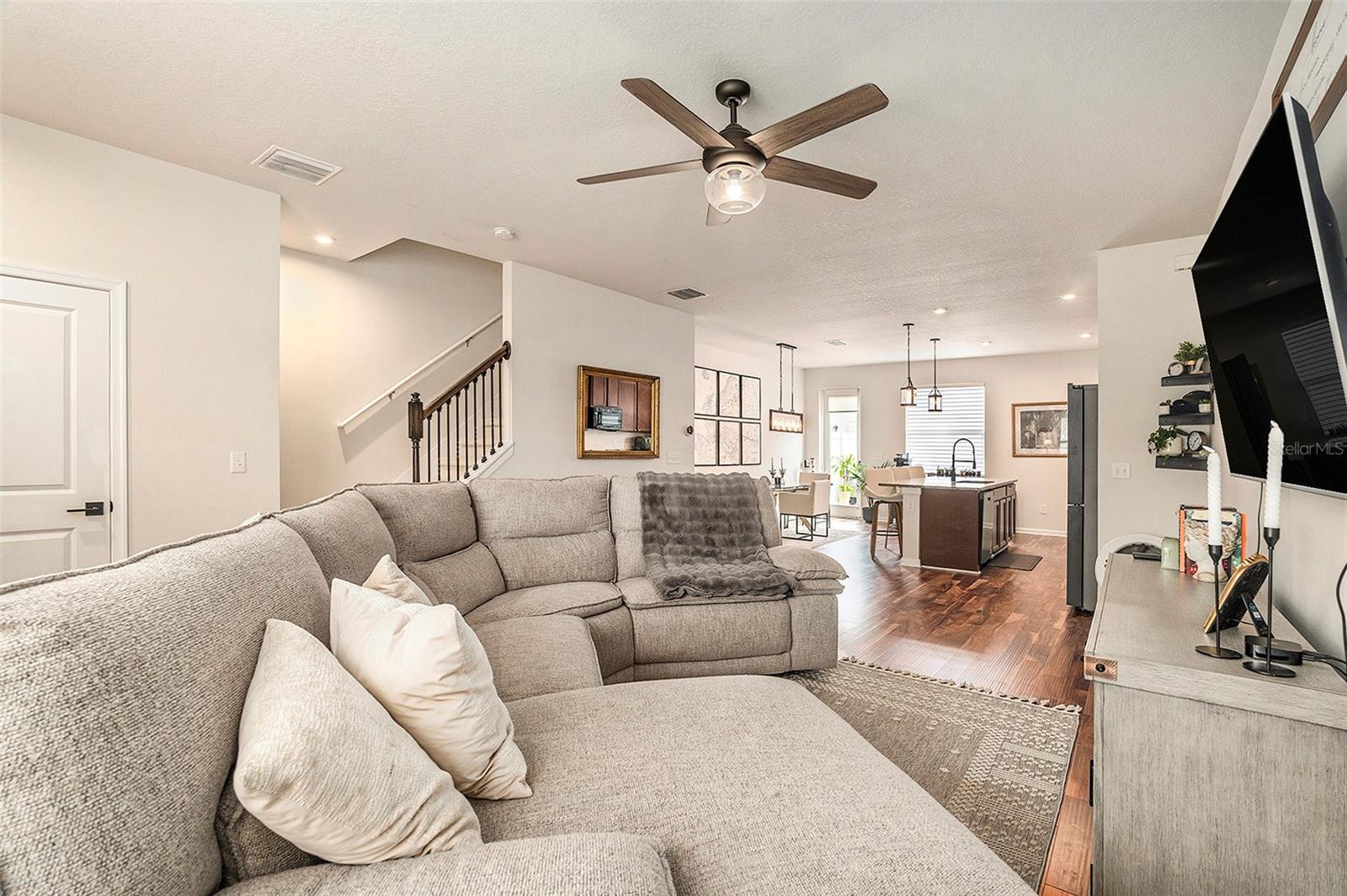 Listing photo id 6 for 14925 Promenade Parkway