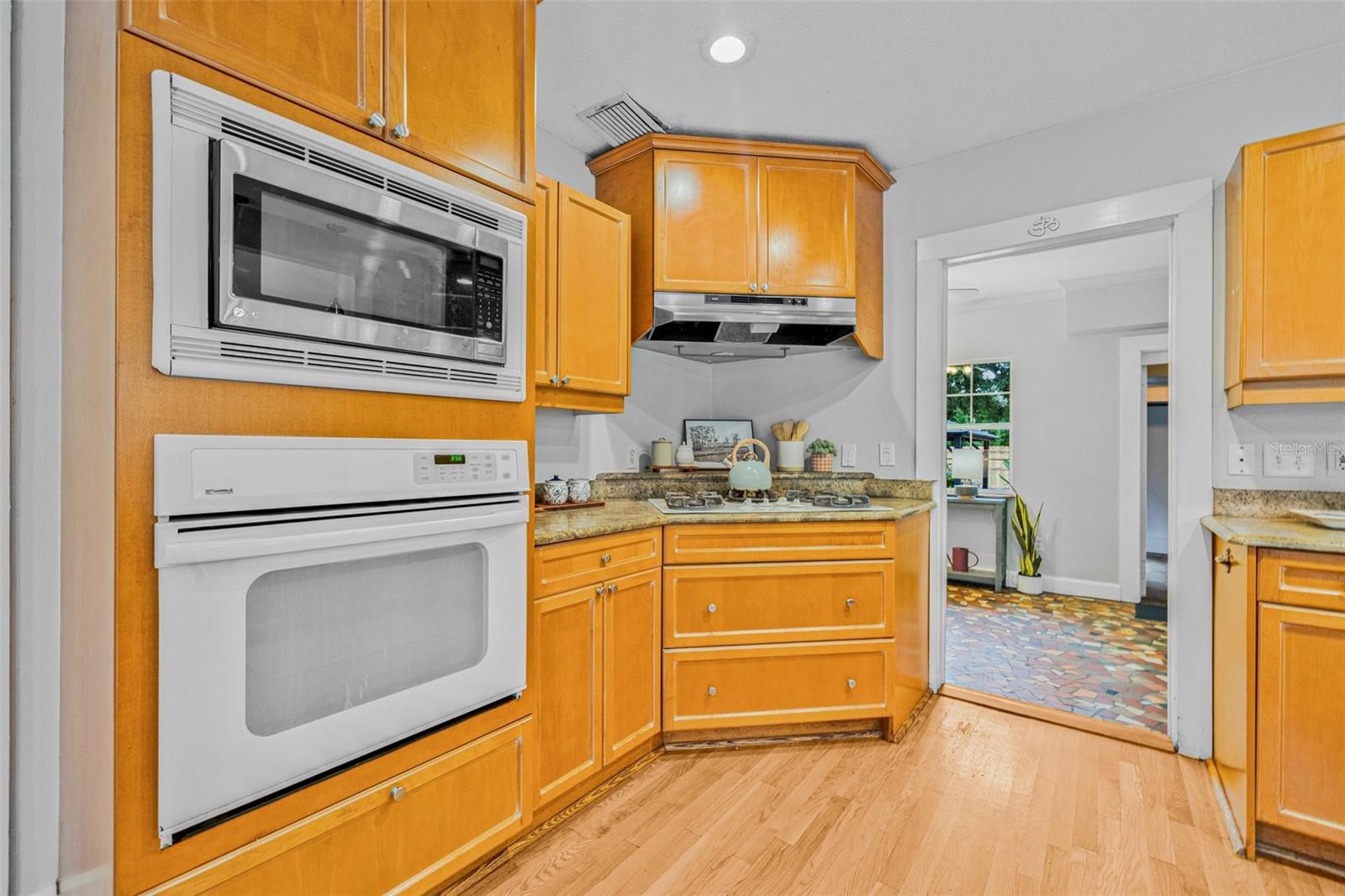 Image 12 of 81 For 106 22nd Avenue Se