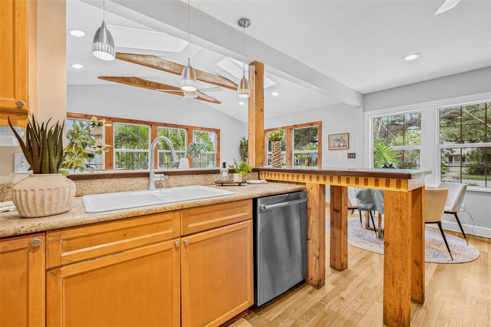 Image 13 of 81 For 106 22nd Avenue Se