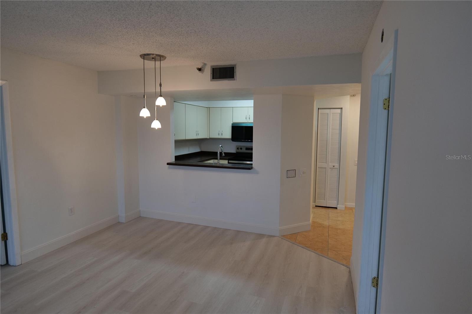 Image 20 of 24 For 2333 Feather Sound Drive A607