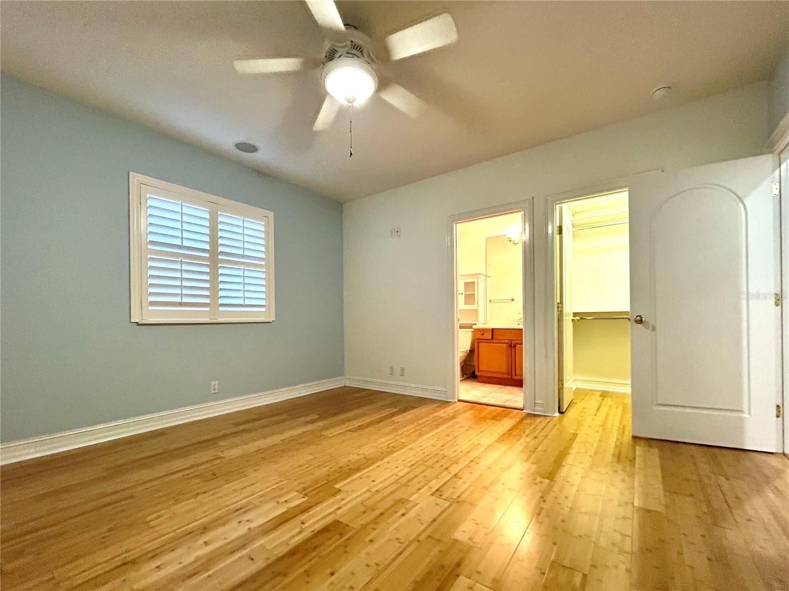 Image 32 of 37 For 1089 Cordova Boulevard Ne