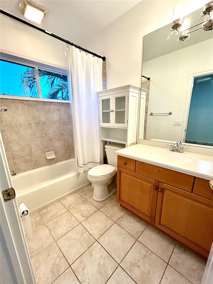 Image 34 of 37 For 1089 Cordova Boulevard Ne