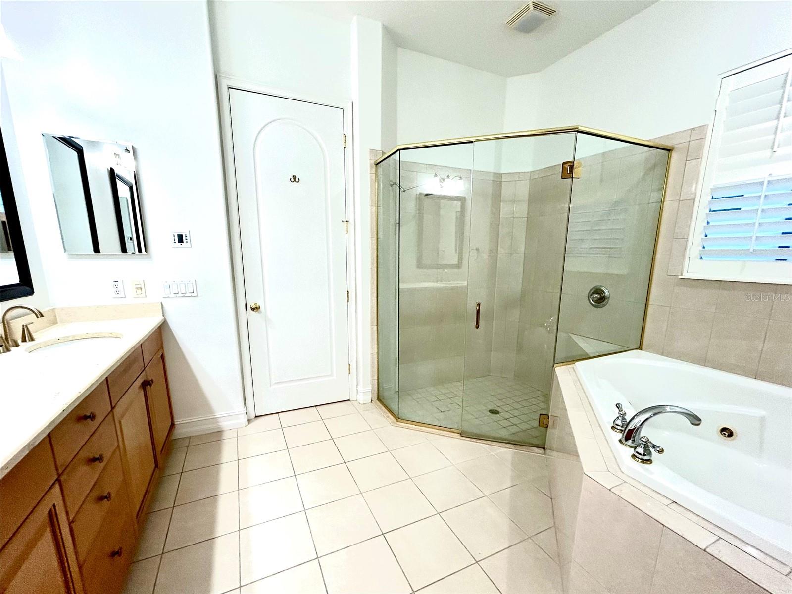 Image 9 of 37 For 1089 Cordova Boulevard Ne