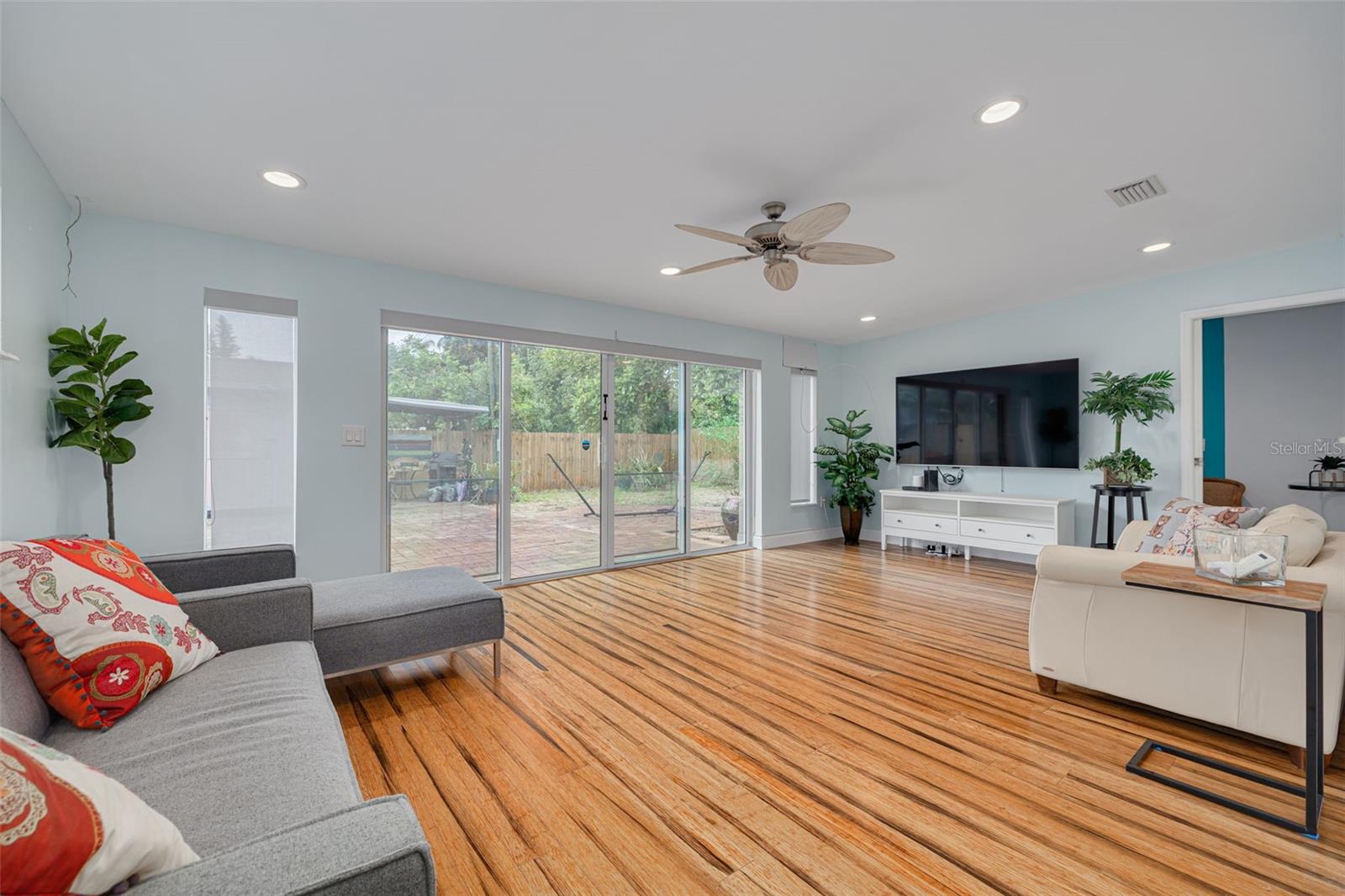 Listing photo id 15 for 2649 Tifton Street S
