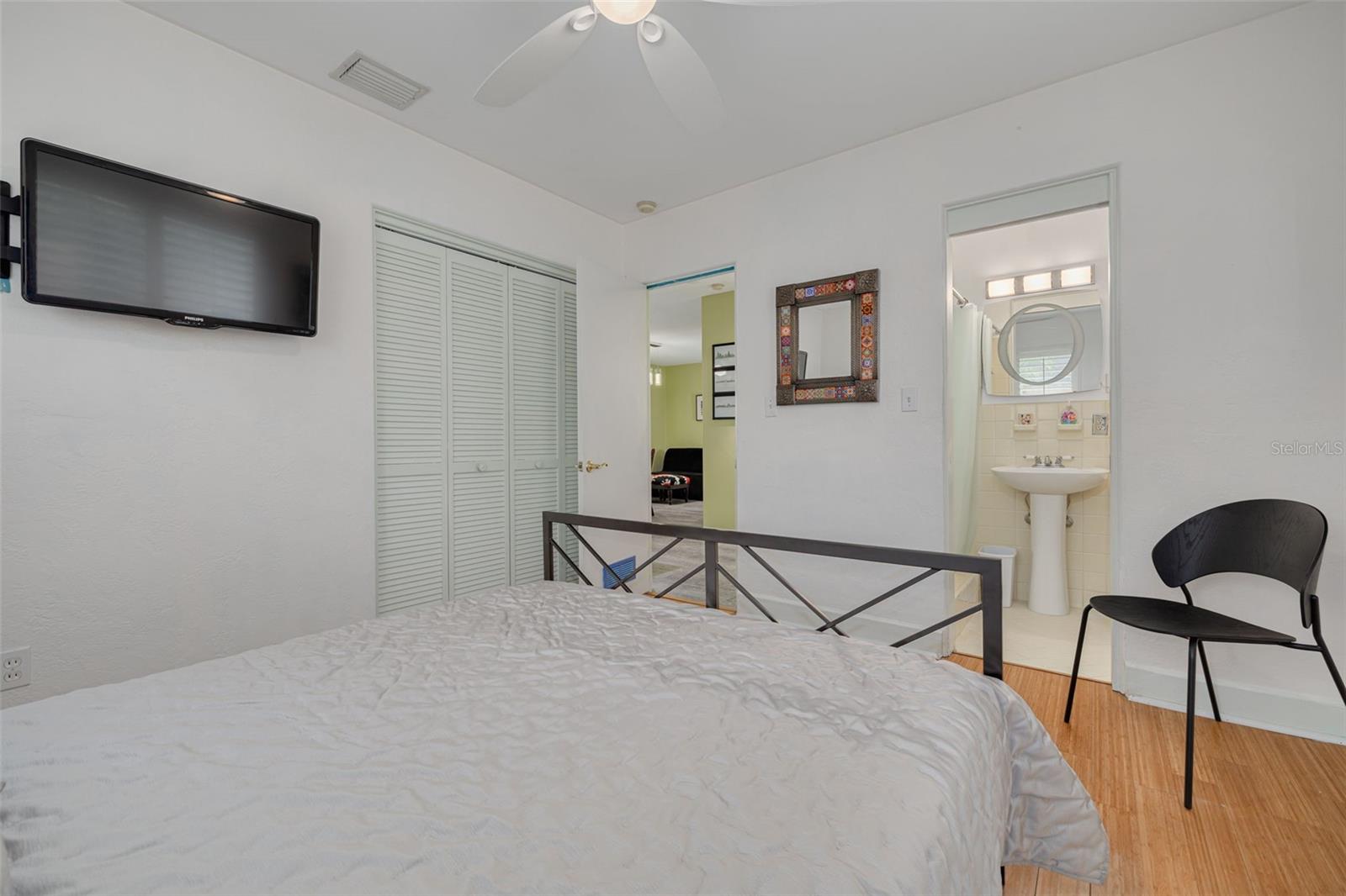 Listing photo id 21 for 2649 Tifton Street S